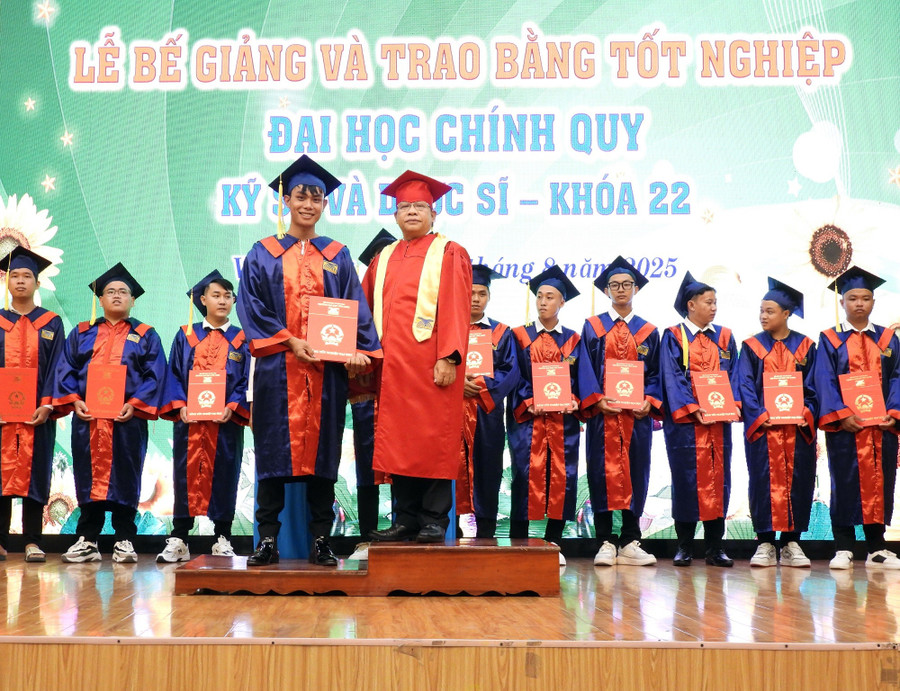 TS Đào Ngọc Điệp - Trưởng Khoa Kỹ thuật - Công nghệ trao bằng tốt nghiệp cho tân Kỹ sư. dhcl-trao-bang-duoc-si-4.jpg