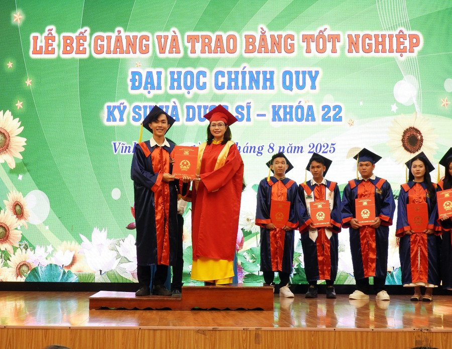 TS Vương Bảo Thy - Trưởng khoa Khoa học sức khỏe trao bằng tốt nghiệp cho tân Dược sĩ. dhcl-trao-bang-duoc-si-3.jpg