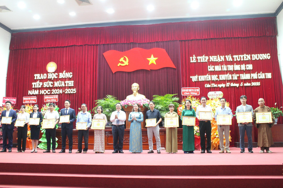 Tuyên dương các nhà tài trợ cho Quỹ khuyến học, khuyến tài TP Cần Thơ. can-tho-quy-khuyen-hoc-3.jpg