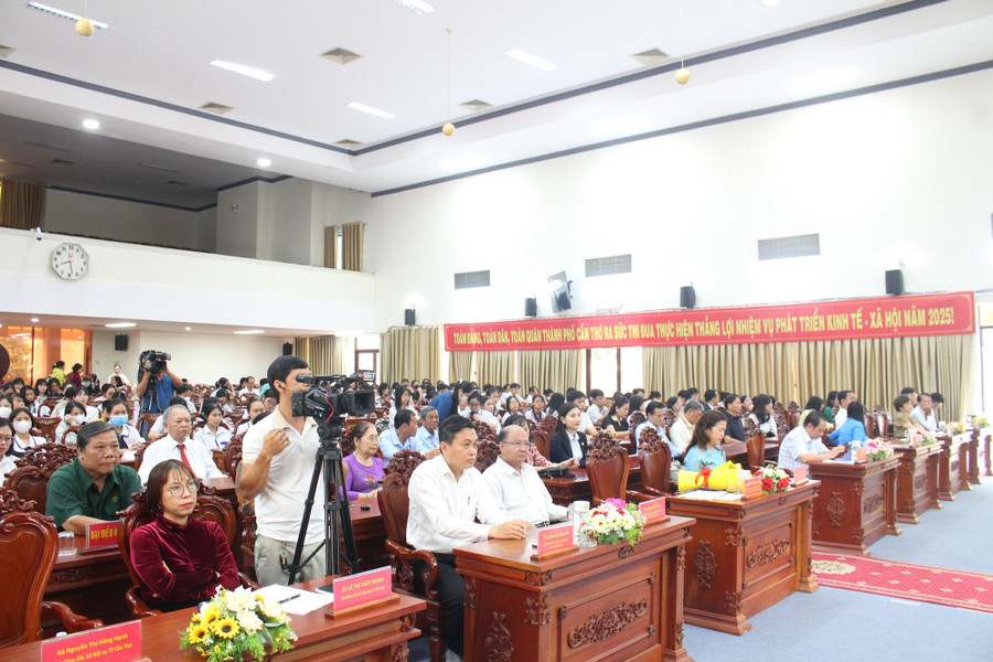 Đại biểu tham dự buổi lễ. can-tho-quy-khuyen-hoc-2.jpg