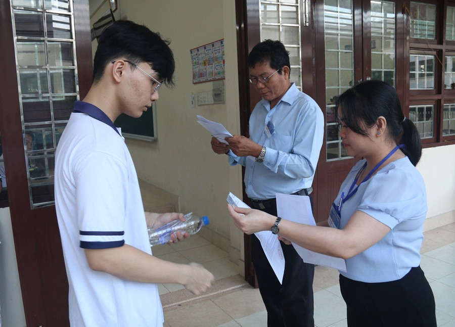 Thí sinh tại điểm thi Trường THPT Nguyễn Đình Chiểu (TP Mỹ Tho). tien-giang-sang-27.jpg