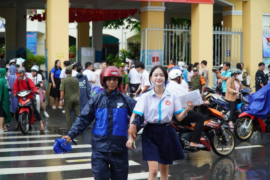 Thí sinh Cần Thơ ra về sau khi thi xong môn Ngữ văn. Ảnh: Thành Thật. z6743190848404-40479ef3b92c9c79d90bcf9b7d595f28.jpg
