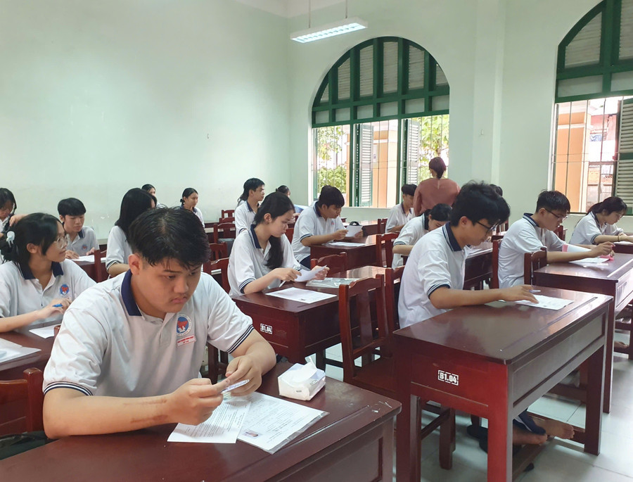 Thí sinh tại điểm thi Trường THPT Nguyễn Đình Chiểu, TP Mỹ Tho. tien-giang.jpg