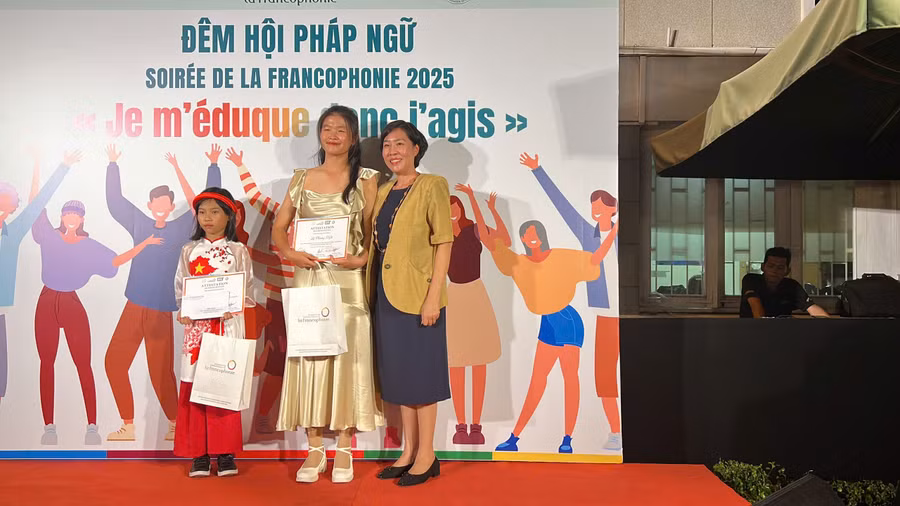 Lý Phương Nghi, học sinh lớp 12P, Trường THPT chuyên Lý Tự Trọng (TP Cần Thơ) đạt giải Nhất cuộc thi hát bảng từ 18 tuổi trở lên.