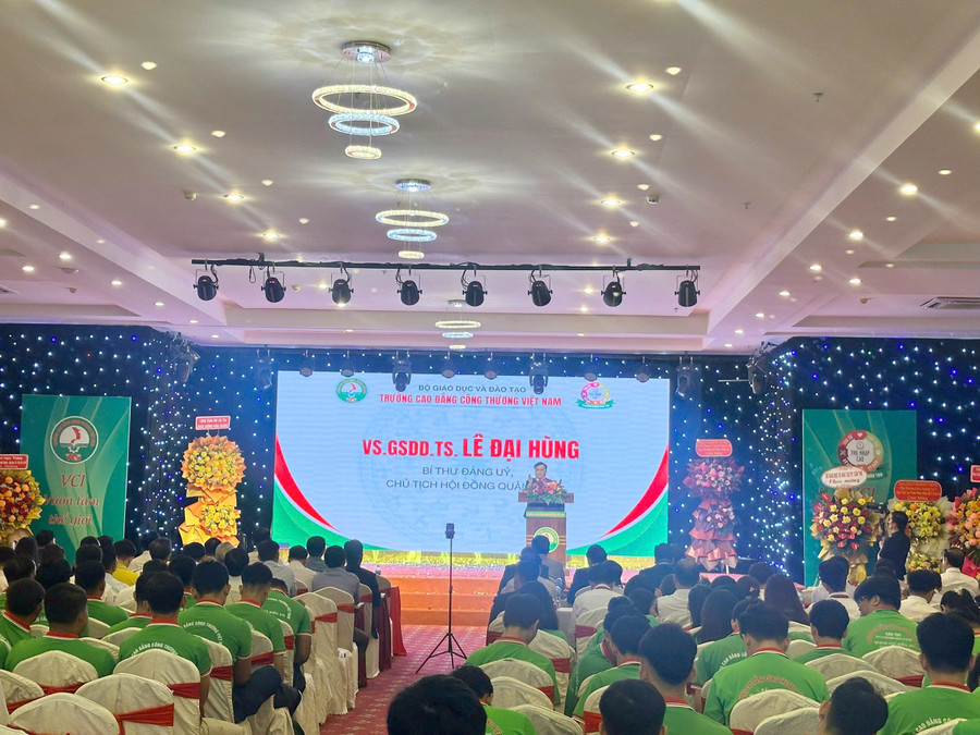 Quang cảnh lễ khai giảng.