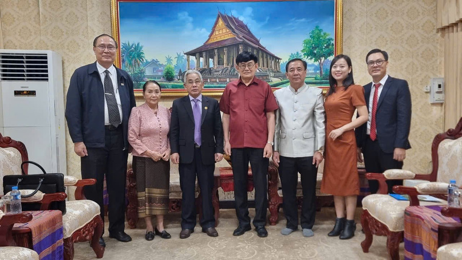Đại biểu chụp ảnh lưu niệm tại buổi thăm và chúc Tết Bunpimay tại Bộ Giáo dục và Thể thao Lào.