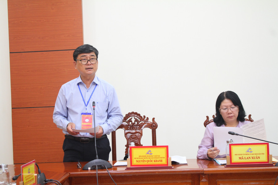 Ông Nguyễn Quốc Khanh, Phó Giám đốc Sở GD&ĐT báo cáo tại buổi làm việc. kiem-tra-thi-an-giang-4.jpg