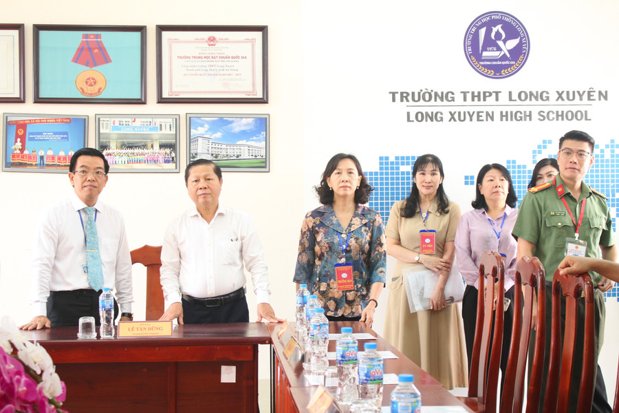 Thứ trưởng Lê Tấn Dũng cùng đoàn công tác kiểm tra tại Trường THPT Long Xuyên, TP Long Xuyên. kiem-tra-thi-an-giang-2.jpg