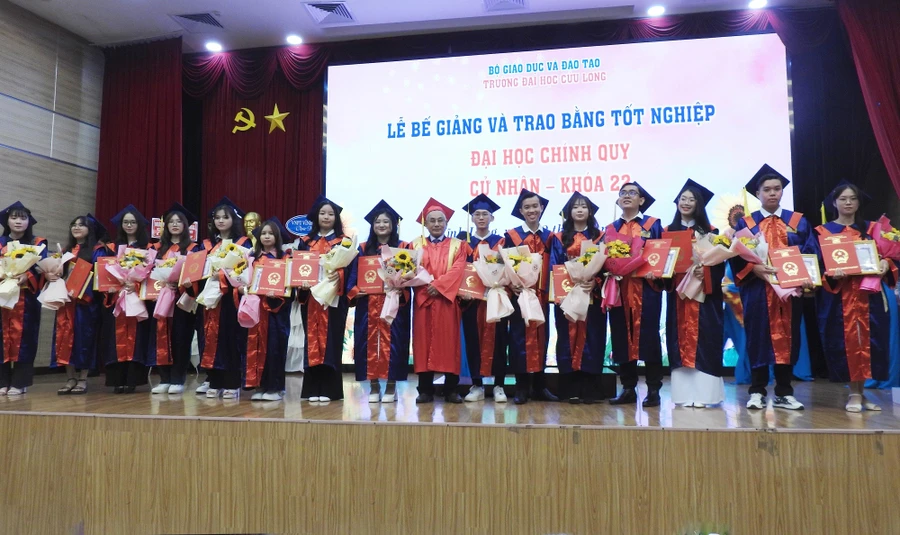 PGS.TS Lương Minh Cừ - Bí thư Đảng ủy, Hiệu trưởng Trường ĐH Cửu Long trao giấy khen và bằng tốt nghiệp cho tân cử nhân tốt nghiệp xuất sắc.