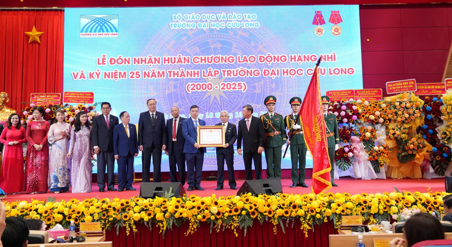 Lãnh đạo Trường ĐH Cửu Long đón nhận Huân chương Lao động hạng Nhì.
