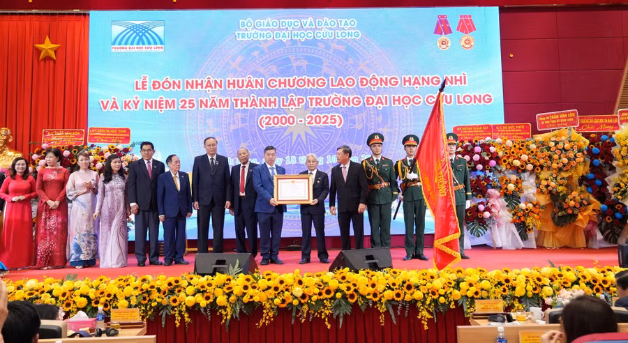 Lãnh đạo Trường ĐH Cửu Long đón nhận Huân chương Lao động hạng Nhì.