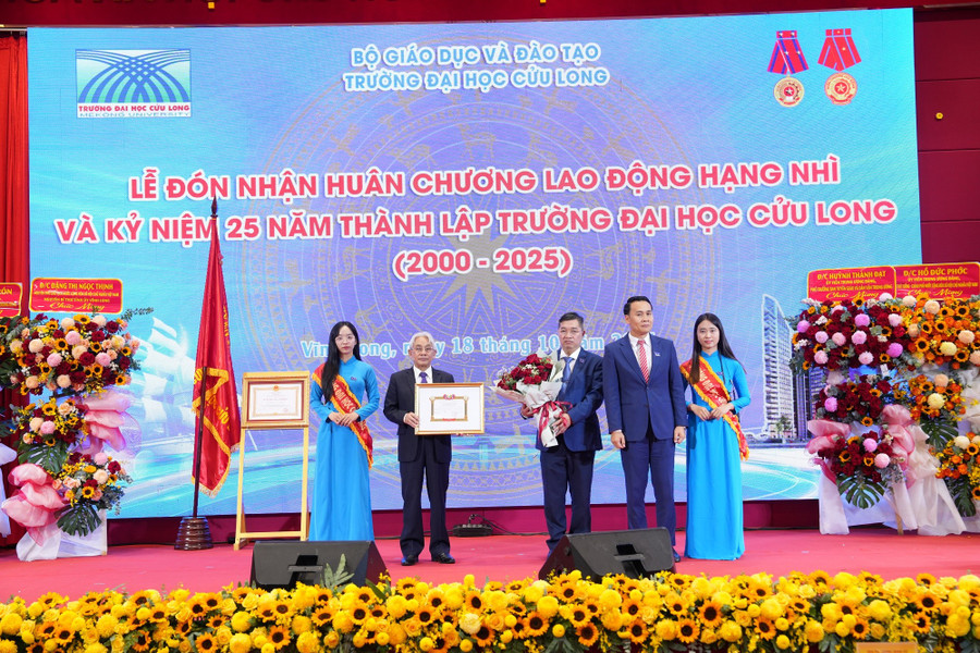 Bộ Giáo dục và Thể thao Lào phong tặng chức danh đơn vị phát triển xuất sắc cho Trường ĐH Cửu Long. dhcl-nhan-huan-chuong-lao-dong-5.jpg