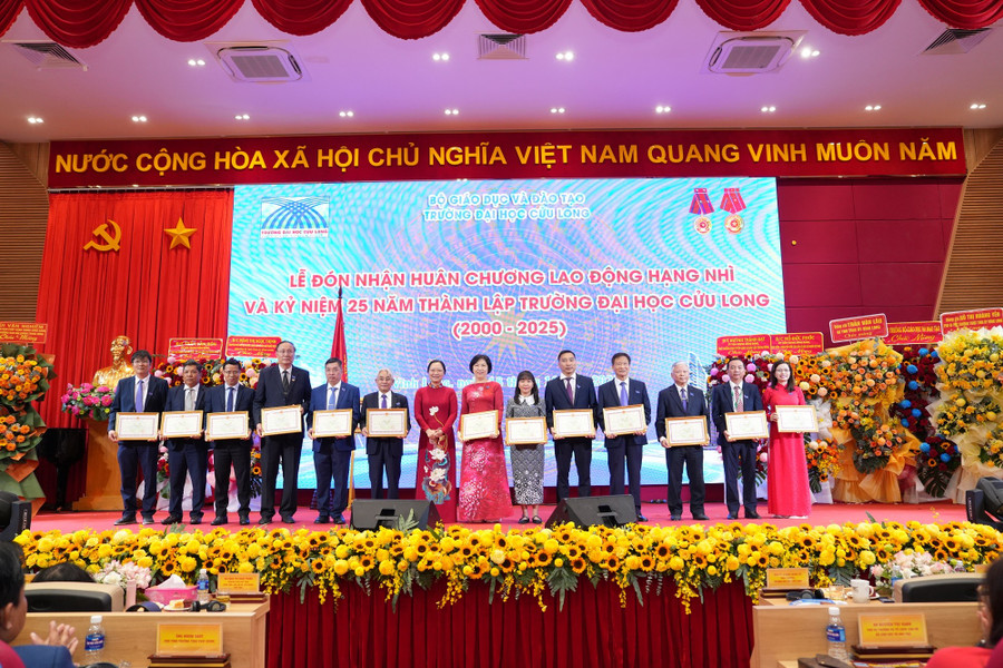 UBND tỉnh Vĩnh Long tặng Bằng khen cho các tập thể và cá nhân Trường ĐH Cửu Long. dhcl-nhan-huan-chuong-lao-dong-6.jpg