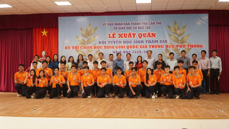 Lễ xuất quân đội tuyển học sinh tham gia Kỳ thi chọn học sinh giỏi quốc gia THPT năm học 2025 - 2026.