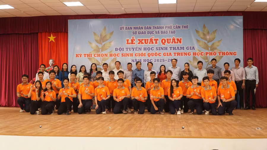 Lễ xuất quân đội tuyển học sinh tham gia Kỳ thi chọn học sinh giỏi quốc gia THPT năm học 2025 - 2026.