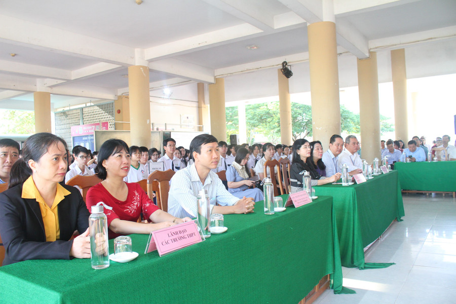 Đại biểu dự lễ khai mạc kỳ thi. can-tho-hs-gioi-qg2.jpg