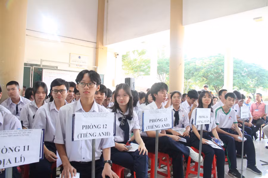 Học sinh dự Khai mạc Kỳ thi chọn đội tuyển học sinh giỏi THPT dự thi cấp quốc gia năm học 2025 - 2026 tại Trường THPT chuyên Lý Tự Trọng, TP Cần Thơ.