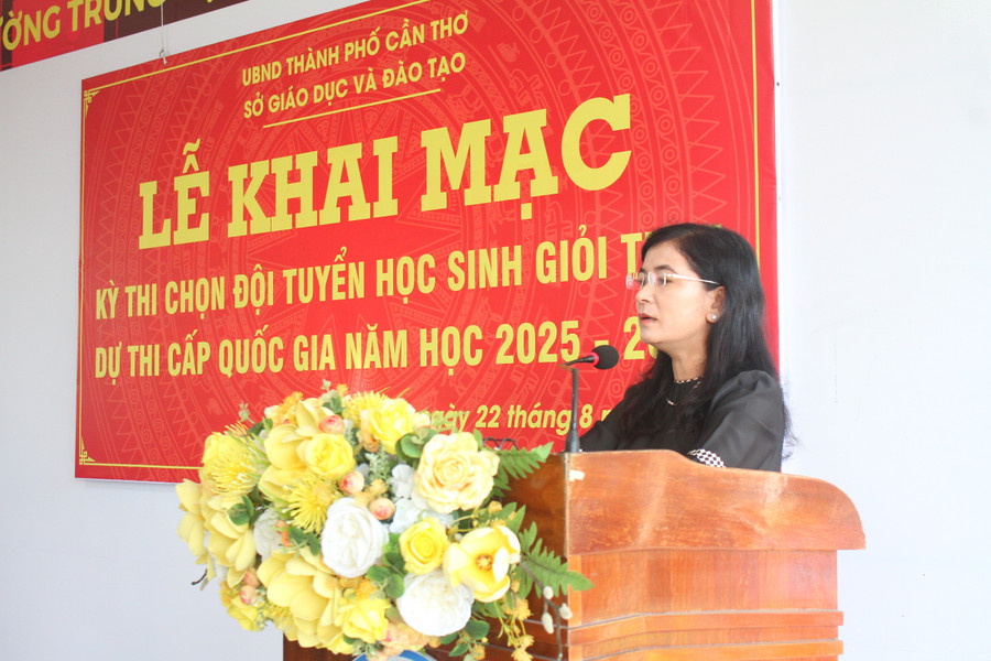 Bà Trần Thị Huyền, Quyền Giám đốc Sở GD&ĐT TP Cần Thơ phát biểu tại buổi lễ. can-tho-hs-gioi-qg3.jpg