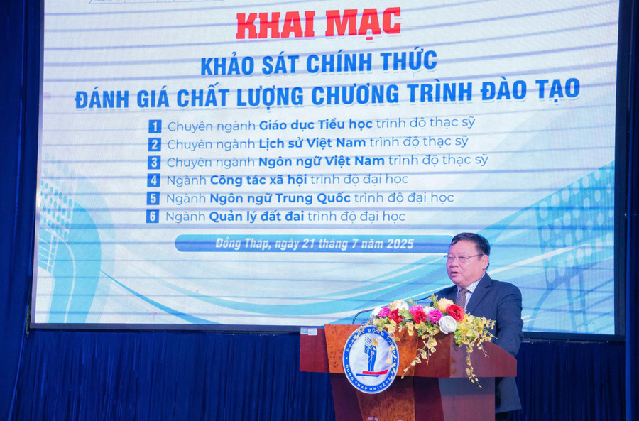 PGS.TS Hồ Văn Thống - Hiệu trưởng Trường ĐH Đồng Tháp phát biểu tại lễ khai mạc.