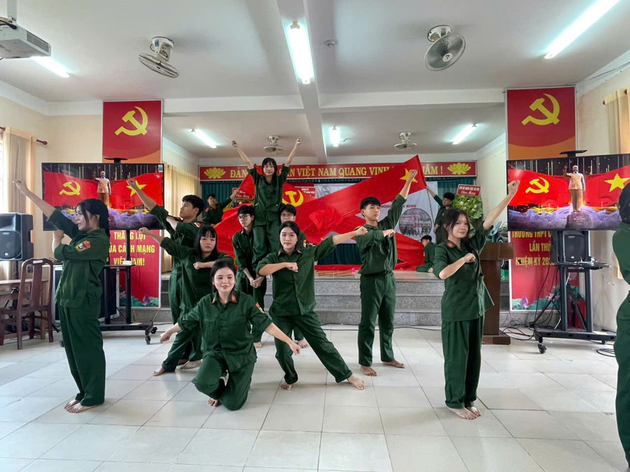 Học sinh Trường THPT Bình Thủy sân khấu hóa tiểu phẩm lịch sử - truyền thống.