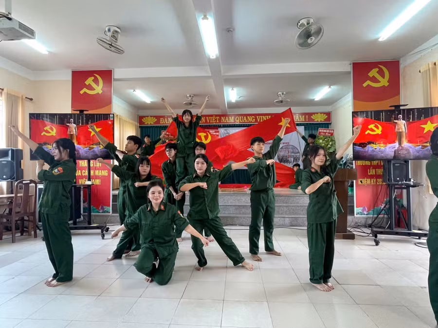 Học sinh Trường THPT Bình Thủy sân khấu hóa tiểu phẩm lịch sử - truyền thống.