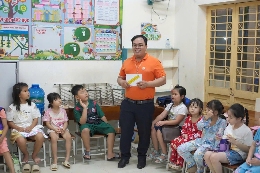 Thầy, trò cùng hào hứng tham gia lớp học tiếng Anh. lop-hoc-tieng-anh-3.jpg