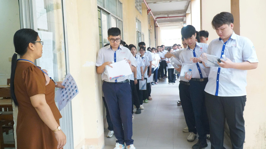 Thí sinh tại điểm thi Trường THPT Nguyễn Việt Hồng, TP Cần Thơ. can-tho-sang-27.jpg