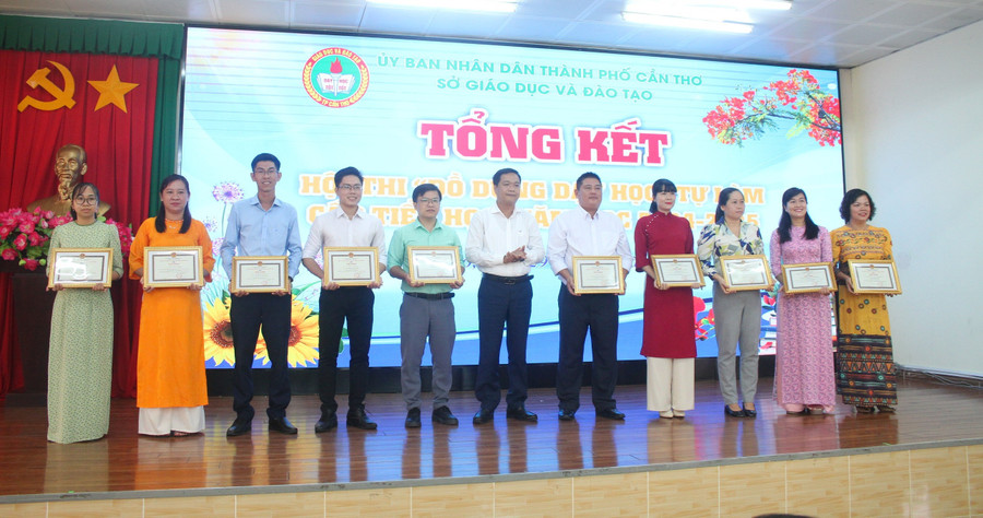 Lãnh đạo Sở GD&ĐT TP Cần Thơ trao giải Nhất cho các giáo viên. 