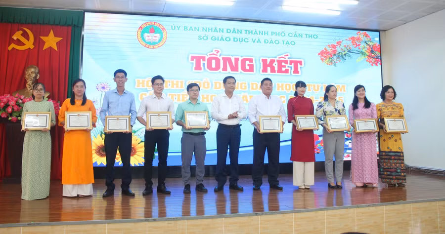 Lãnh đạo Sở GD&ĐT TP Cần Thơ trao giải Nhất cho các giáo viên. 