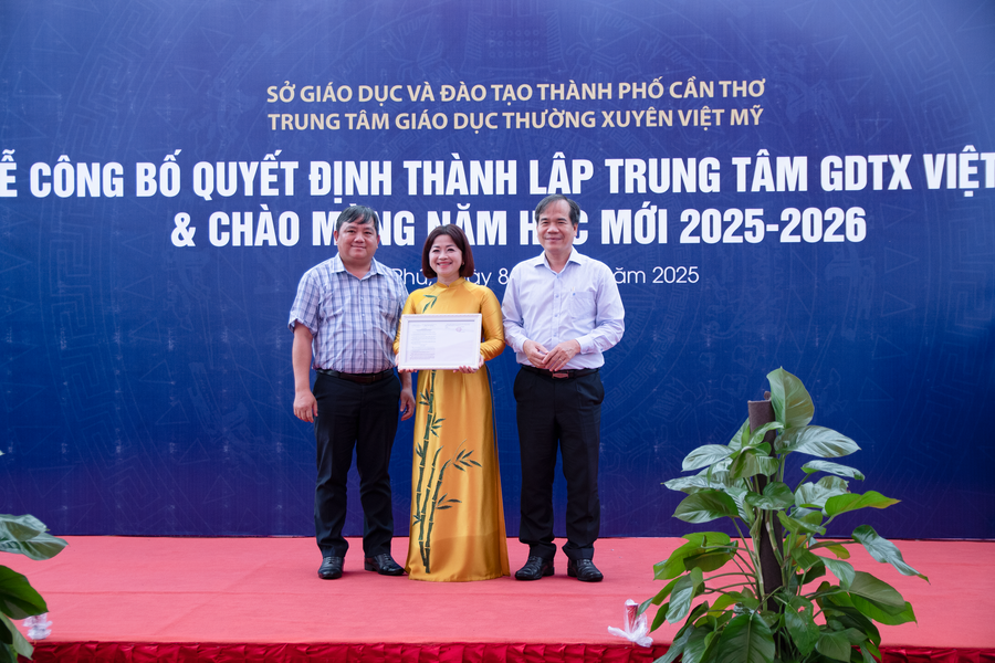Bà Ung Thị Trang - Giám đốc Trung tâm GDTX Việt Mỹ, nhận Quyết định thành lập Trung tâm từ lãnh đạo Sở GD&ĐT TP Cần Thơ. trung-tam-gdtx-viet-my-3.png