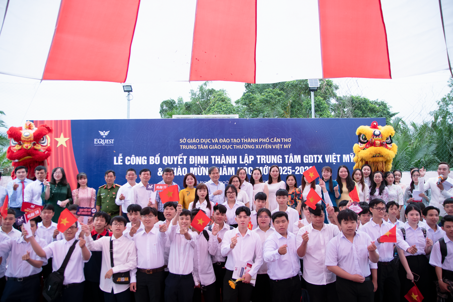 Đại biểu và học viên Trung tâm GDTX Việt Mỹ khóa đầu tiên.