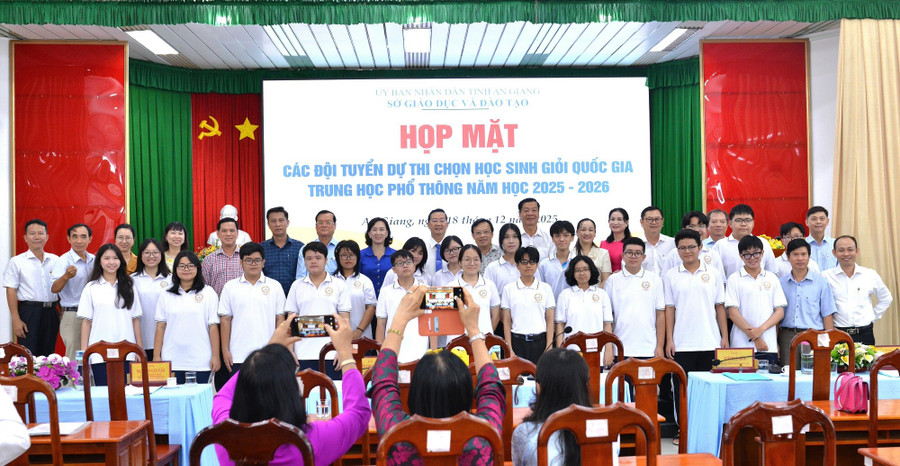 Lãnh đạo tỉnh và lãnh đạo Sở GD&ĐT An Giang chụp ảnh lưu niệm cùng học sinh tham gia đội tuyển.