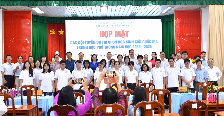 Lãnh đạo tỉnh và lãnh đạo Sở GD&ĐT An Giang chụp ảnh lưu niệm cùng học sinh tham gia đội tuyển.