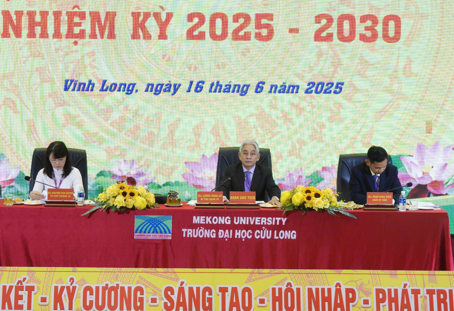 Đoàn Chủ tịch điều hành đại hội. dang-bo-truong-dhcl-2.jpg