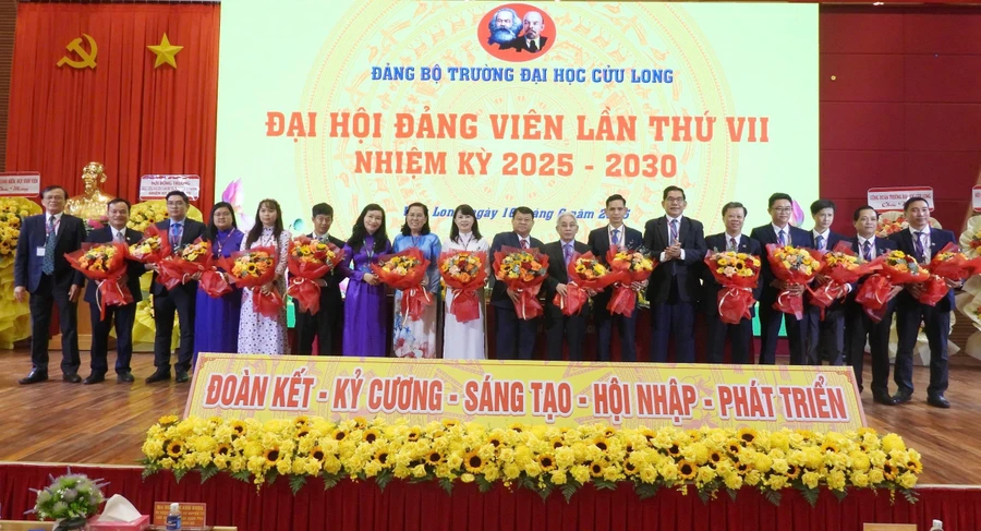 Ban chấp hành mới ra mắt Đại hội.