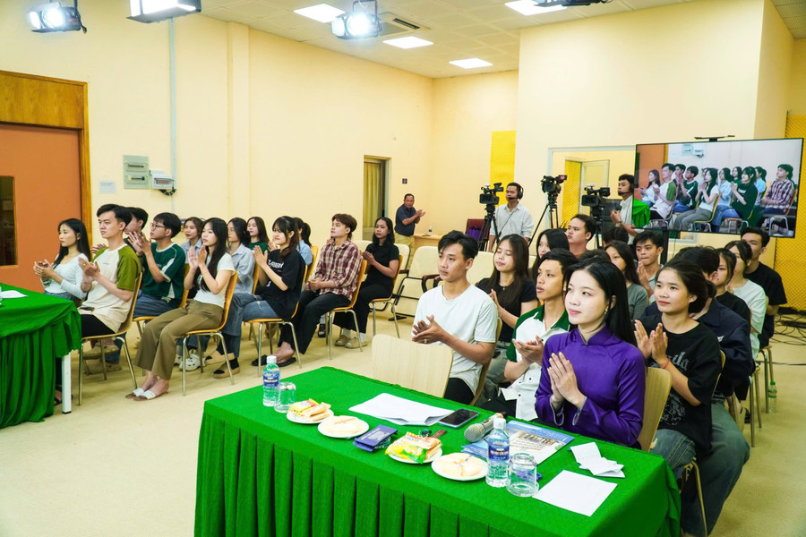 Khán giả và đại biểu, cùng các em HS tham gia chương trình tại Phim trường. tvts-nganh-kinh-te-2.jpg