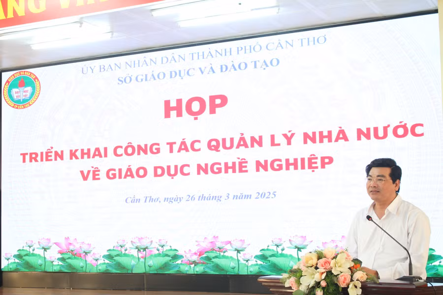 Ông Trần Thanh Bình, Giám đốc Sở GD&ĐT TP Cần Thơ phát biểu tại cuộc họp.