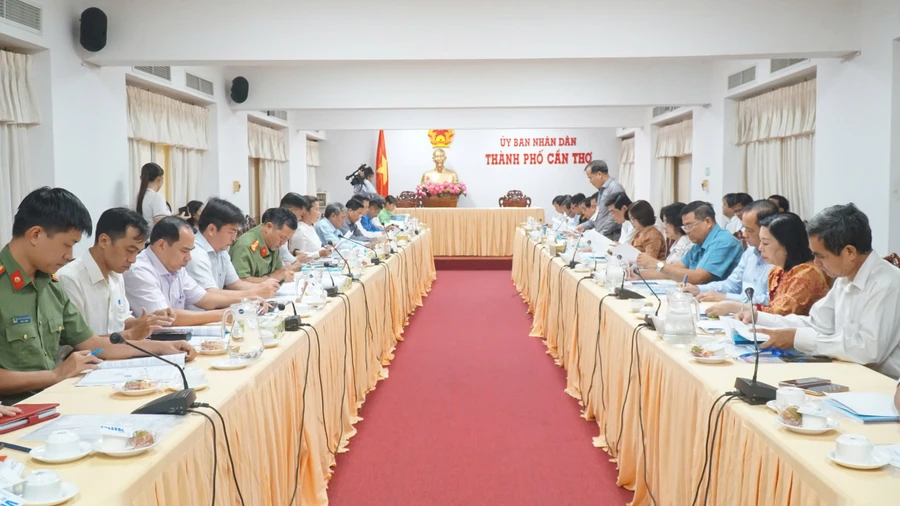 Quang cảnh cuộc họp Ban Chỉ đạo kỳ thi tốt nghiệp THPT năm 2025 của UBND TP Cần Thơ.