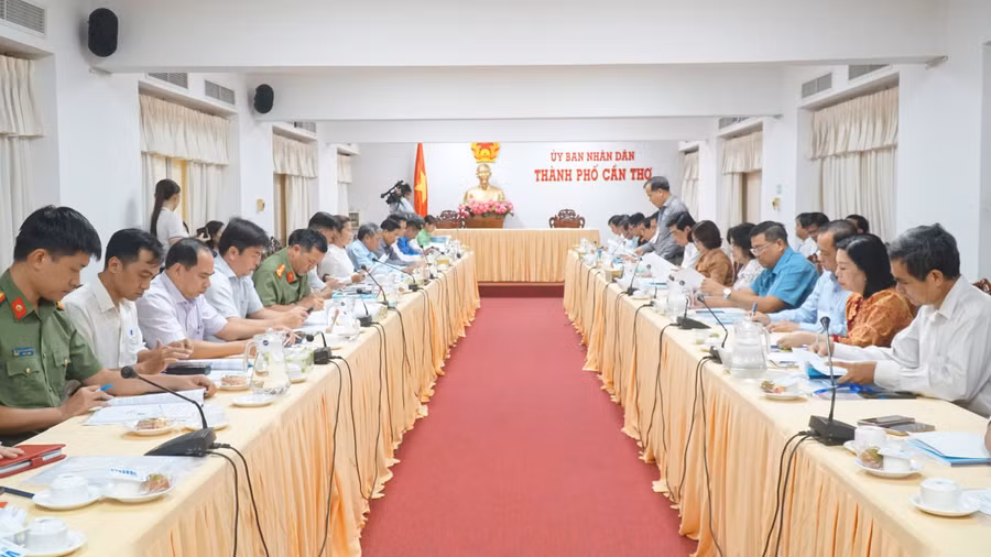 Quang cảnh cuộc họp Ban Chỉ đạo kỳ thi tốt nghiệp THPT năm 2025 của UBND TP Cần Thơ.