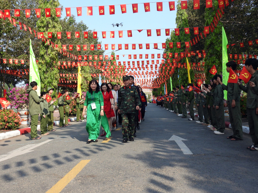 Đại biểu tham quan “Đường cờ chiến thắng” tại Trường ĐH Cửu Long.