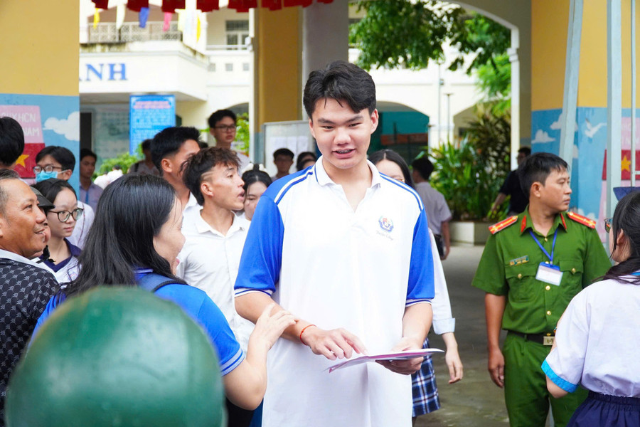 Niềm vui thí sinh TP Cần Thơ sau khi hoàn thành bài thi. tot-nghiep-thpt-anh-1.jpg