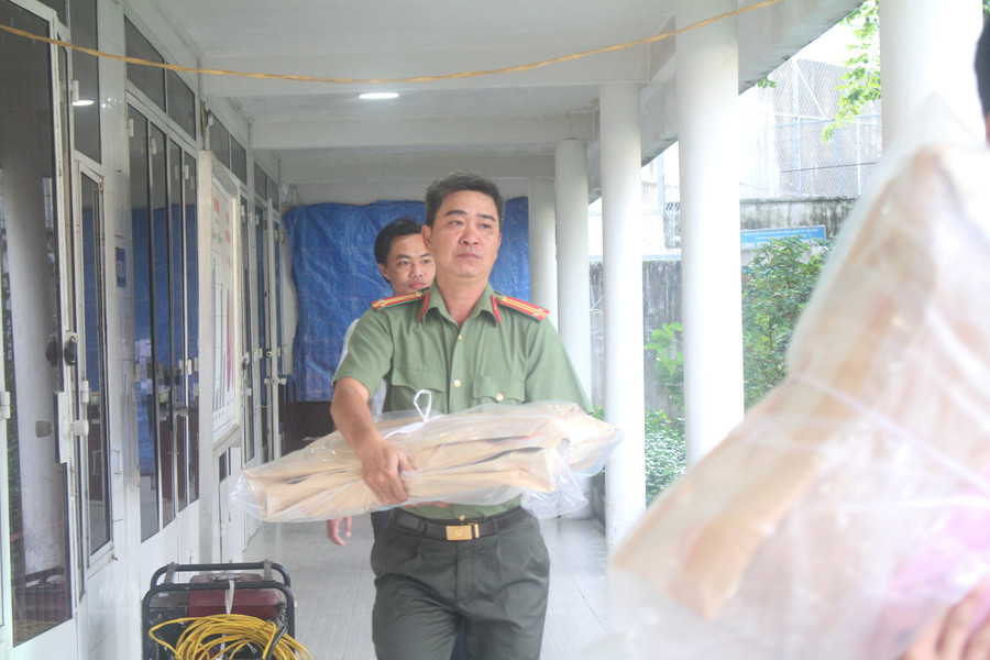 Lực lượng Công an TP Cần Thơ và Ban Chỉ đạo thi trực tiếp áp tải đề thi. can-tho-tuyen-sinh-10-anh-4.jpg