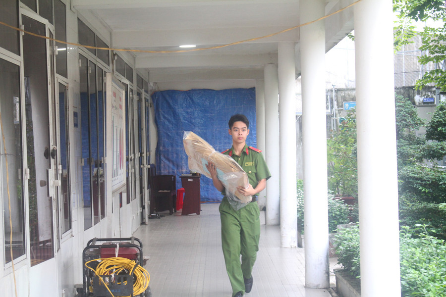 Sáng sớm 4/6, đề thi được áp tải từ nơi in sao ra xe vận chuyển đề. Đề thi được niêm phong, bảo quản cẩn mật theo quy định. can-tho-tuyen-sinh-10-anh-2.jpg