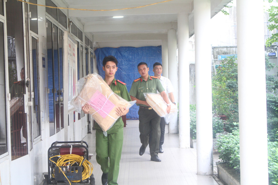 Lực lượng Công an túc trực bảo vệ, áp tải đề thi xuyên suốt từ nơi in sao đến các điểm thi. can-tho-tuyen-sinh-10-anh-7.jpg