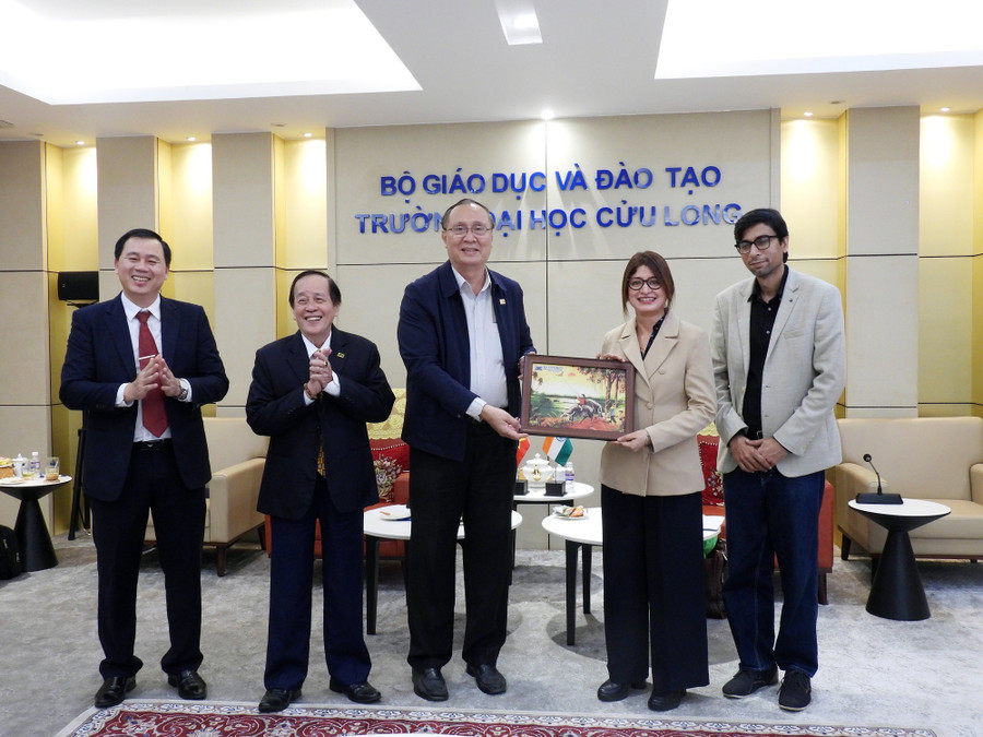 TS Nguyễn Thanh Dũng, Phó Hiệu trưởng Trường ĐH Cửu Long tặng quà lưu niệm đến bà Samanta Subhalakshmi, CEO Công ty TNHH PrediQt Business Solutions.