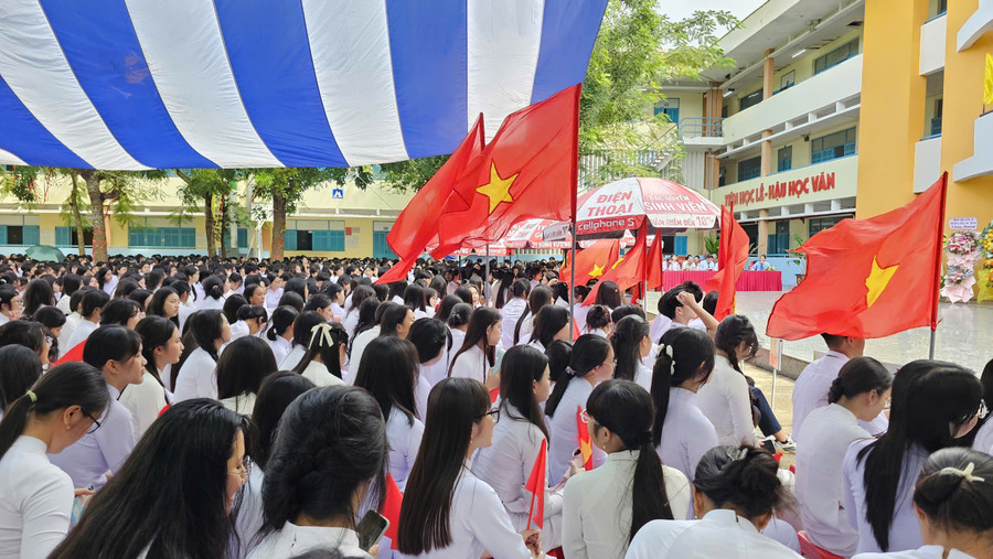 HS Trường THPT Hoàng Diệu, phường Sóc Trăng (TP Cần Thơ) đồng loạt phất cờ hân hoan chào đón năm học mới. z6978588214770-00b633525cdaecec32dfc35c2e53c5d4.jpg