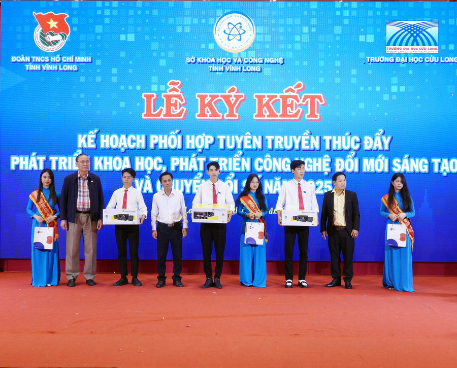 Sở KH&CN tỉnh Vĩnh Long phối hợp với Trung tâm Internet Việt Nam tại TPHCM tuyên dương các đơn vị xuất sắc trong việc triển khai chương trình. khoa-hoc-cong-nghe-4.jpg