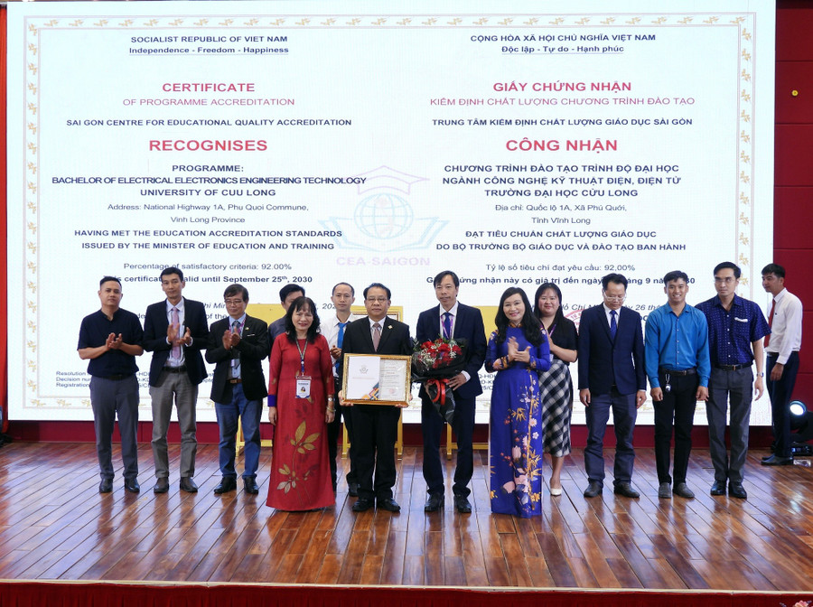 Ban tổ chức trao chứng nhận đạt chuẩn kiểm định chất lượng CTĐT ngành Công nghệ kỹ thuật Điện, Điện tử. dhcl-kiem-dinh-2.jpg