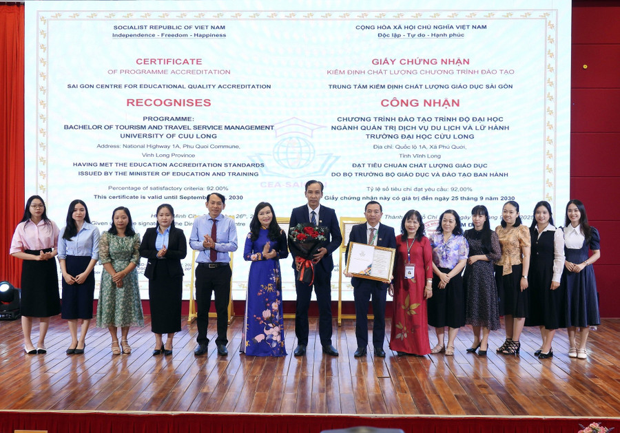 Ban tổ chức trao chứng nhận đạt chuẩn kiểm định chất lượng CTĐT ngành Quản trị dịch vụ du lịch và lữ hành. dhcl-kiem-dinh-3.jpg