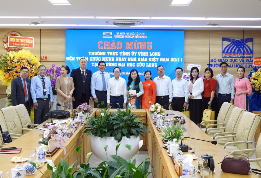 Lãnh đạo tỉnh Vĩnh Long thăm và chúc mừng Trường ĐH Cửu Long nhân Ngày Nhà giáo Việt Nam.